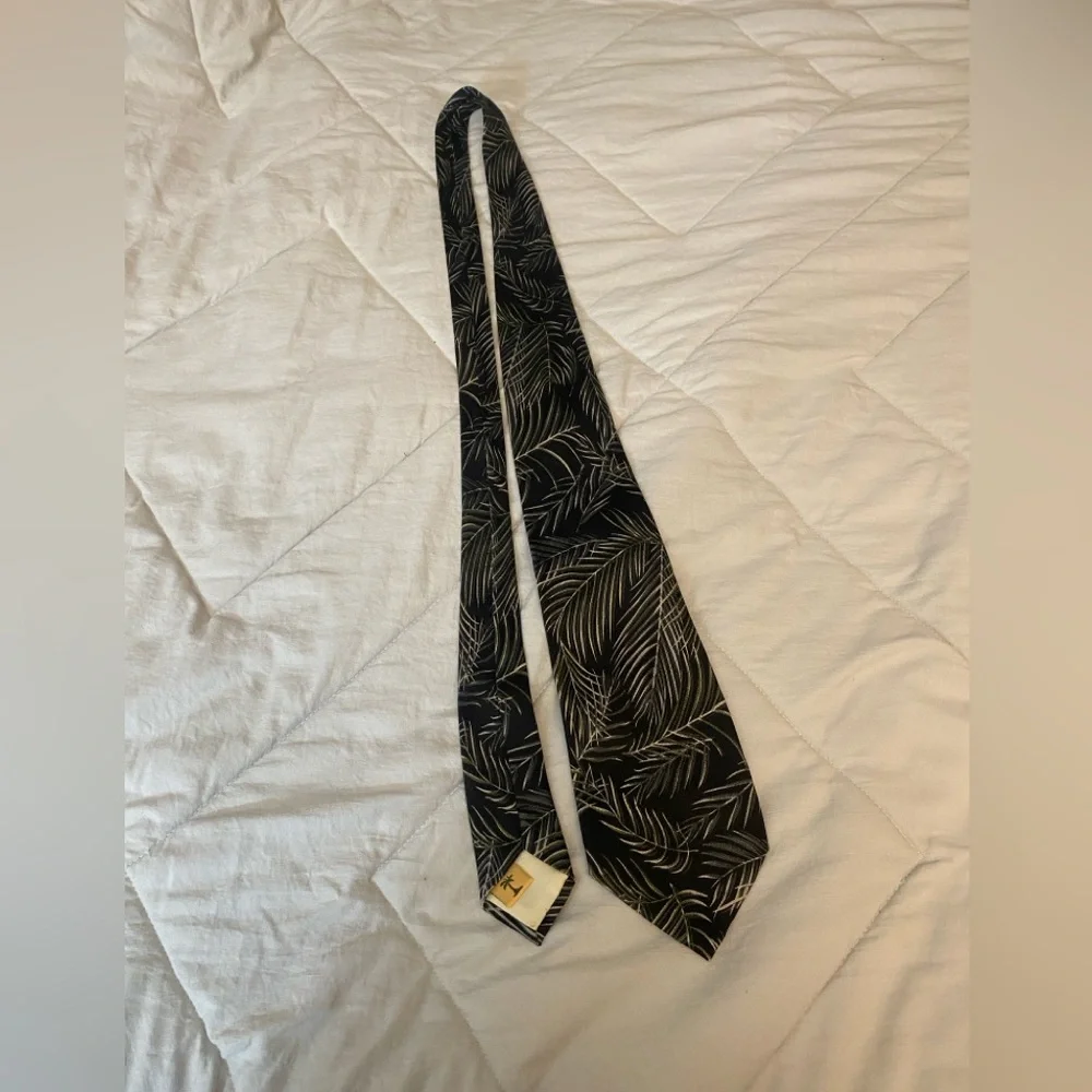 Tommy Bahama Dark Leaf Design silk Tie